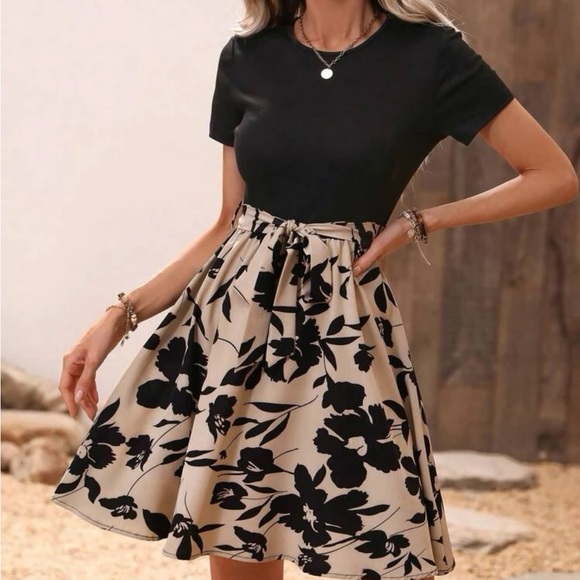 Floral dress in size large - Picture 1 of 4